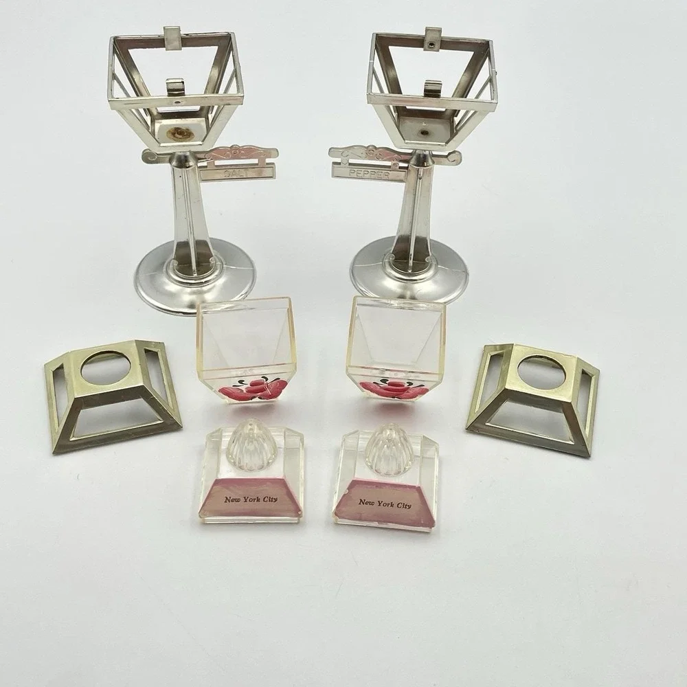 Vintage New York City Lamp Post Salt And Pepper Shakers Souvenir‎ Mid Century